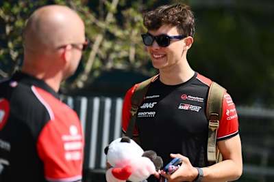 Ollie Bearman in China mit einem Panda-Plüschtier - vermutlich ein Geschenk von einem Fan