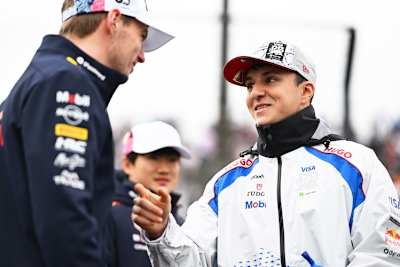 Isack Hadjar im Gespräch mit Max Verstappen