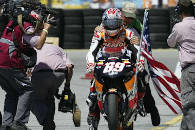 Nicky Hayden mit Vater Earl auf dem Höcker seiner Honda