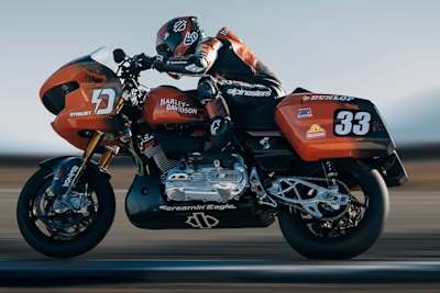 Lautes Spektakel: Racing-Bagger von Harley-Davidson