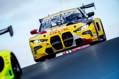  Sheldon van der Linde setzt im WRT BMW M4 GT3 die Bestzeit