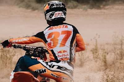 Pedro Acosta unterwegs auf der staubigen Motocross-Piste