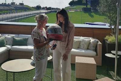 Gewinnerin Simone Klemm mit ServusTV-Moderatorin Alina Marzi