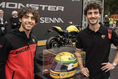 Drei Weltmeister. Pecco Bagnaia und Enea Bastianini am Helm von Ayrton Senna