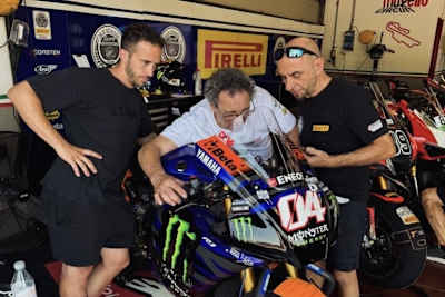 Startklar. Dovizioso neben seiner Yamaha mit der #4