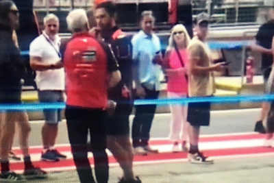 Konfrontation in der Boxengasse: Tardozzi und der Spion