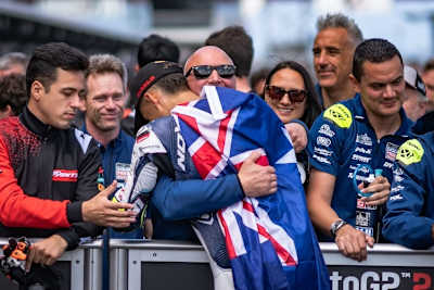 Jürgen Lingg herzt Senna Agius: Große Erleichterung nach Australien