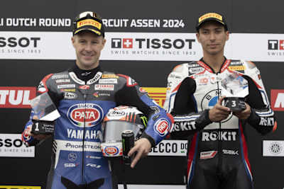 Ein seltenes Bild in diesem Jahr: Johnny Rea (li.) zusammen mit Toprak bei der Siegerehrung nach der Superpole in Assen