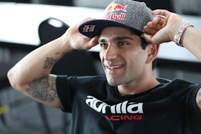 Jorge Martin (li.) mit Aprilia-Rennchef Massimo Rivola