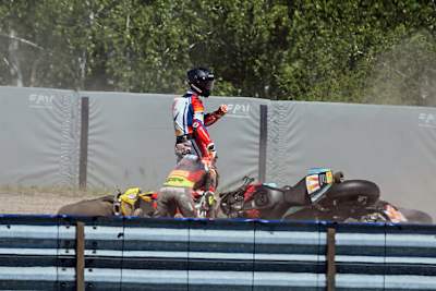 Jonas Kocourek mit gebrochenen Knochen