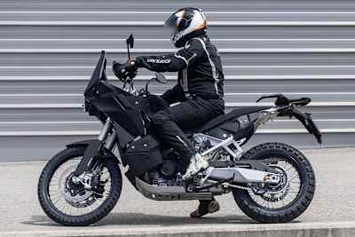 KTM 990 Adventure: Sieht schon fast aus wie die KTM 950 Rally, die KTM vor dem Zweizylnder-Verbot von 2002 bis 2004 an der Dakar-Rallye einsetzte