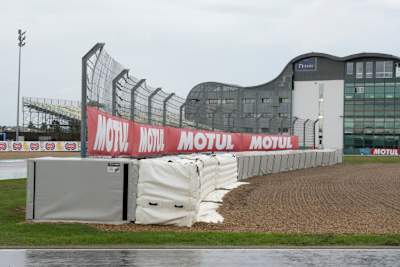 Diese Mauer war 2024 nur mit einem Reifenstapel geschützt