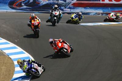 Legendäres Duell von Valentino Rossi und Casey Stoner in der Corkscrew von Laguna Seca