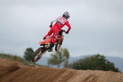 Simon Längenfelder flog auf seiner GASGAS MC 250F durch den Sand