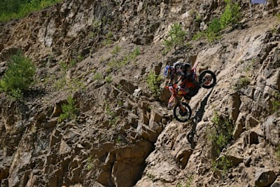 Manuel Lettenbichler bei der Abfahrt über steiles, felsiges Gelände