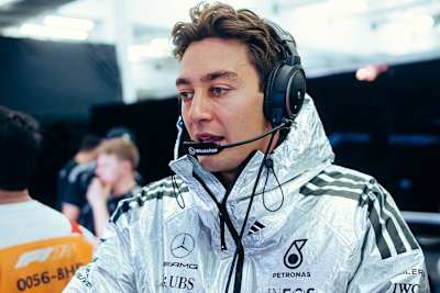 George Russell trug war in Bahrain wegen der Hitze mit einer Kühlweste im Auto unterwegs, trug auch außerhalb kühlende Kleidung