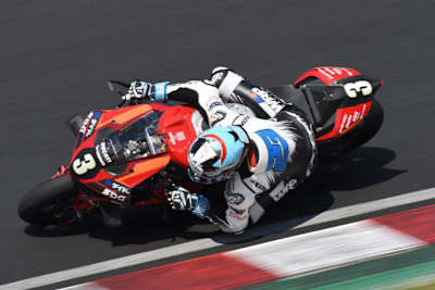 Marcel Schrötter auf einer Ducati V4R in Suzuka