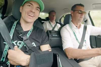 Maverick Vinales im Tour-Begleitfahrzeug