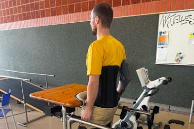 Die teure Therapie hilft: Max Dilger kann wieder stehen