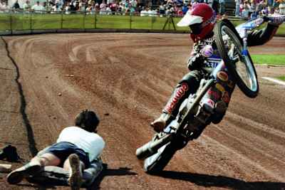 Mike Patricks berühmtestes Bild: Ein Wheelie von Hans Nielsen