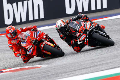 Das rennentscheidende Manöver: Marc Marquez (li.) gegen Marco Bezzecchi