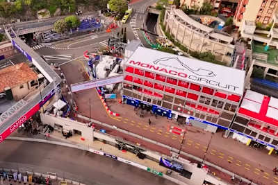 Das neue fünfstöckige Gebäude am Eingang der Boxengasse