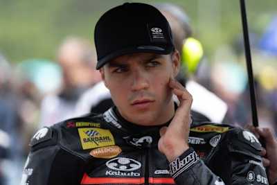 Yari Montella studiert die Daten von WM-Leader Nicolo Bulega