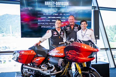 Jeff Schuessler und Kolja Rebstock von Harley mit Carlos Ezpeleta (v.l.)