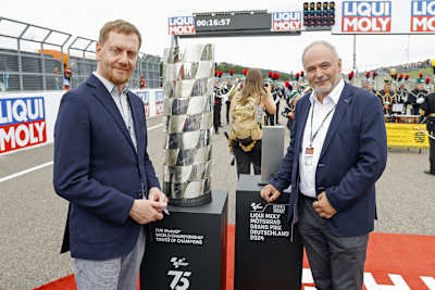 Ministerpräsident (li.) bringt Förderbescheid persönlich vorbei