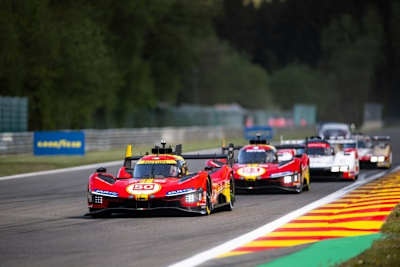 Die beiden Werks-Ferrari 499P bei der Anfahrt auf Les Combes