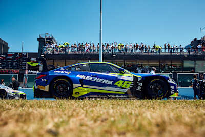 Insgesamt 22 Werksfahrer gehören 2024 in den offiziellen Kader von BMW M Motorsport, darunter auch der Fahrer mit der legendären Startnummer #46: Valentino Rossi