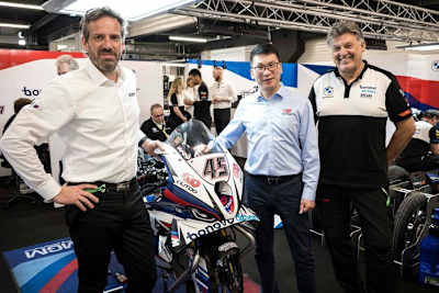 Auch die Verkleidung der Bonovo action-BMW bekam einen OUTDO-Sticker