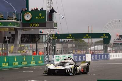 Ein Peugeot 9X8 in Le Mans