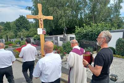 Klaus Klaffenböck trug die Urne zu ihrer Ruhestätte