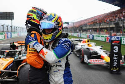 Rennsieger Oscar Piastri gratuliert Isack Hadjar zur Podest-Premiere