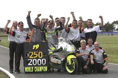 Das Meiserstück. Im Herbst 2000 wurde Jacque nach einem einzigartigen Duell mit seinem Yamaha-Tech3-Teamkollegen Shinya Nakano Weltmeister der Viertelliter-WM