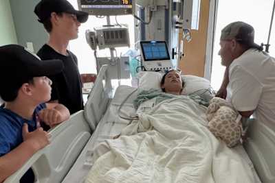 Chad Reed und seine beiden Söhne am Krankenbett von Kiah