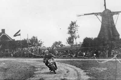 Premiere: Der Italiener Nello Pagani gewann auf einer Mondial das erste Rennen