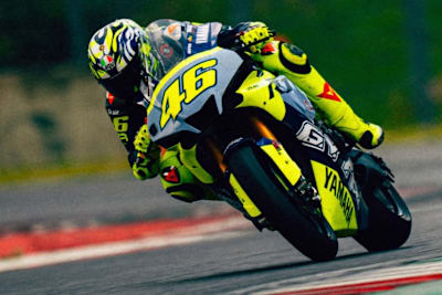 Valentino Rossi auf seiner Yamaha R1 im speziellen Design