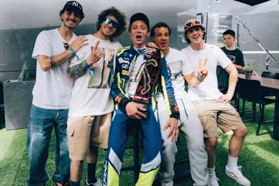 Prominenter Fanclub. Jubel der VR46-Gang über Rossis Heimsieg