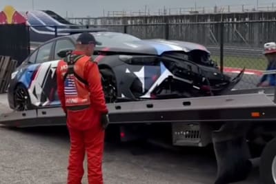 Das beschädigte MotoGP-Safety-Car musste nach dem Unfall abgeschleppt werden