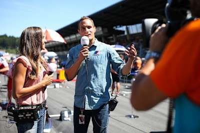 Alex Hofmann neben Moderatorin Andrea Schlager. Der Ex-Pilot sieht auch, dass der Transfermarkt schwieriger geworden ist