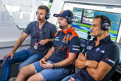 Schon bisher auch abseits schlechter Pisten gut unterwegs: Hier mit Christian Brugger und Alex Hofmann als ServusTV-Experte