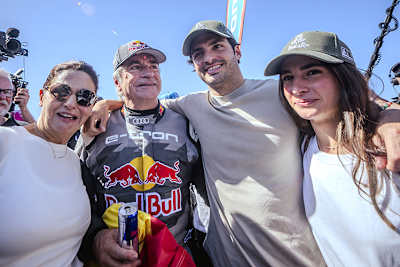 Eine schrecklich schnelle Familie: Die Sainz' am Ziel der Dakar