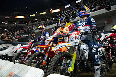 Billy Bolt, Jonny Walker und Manuel Lettenbichler vor vollem ungarischen Haus.