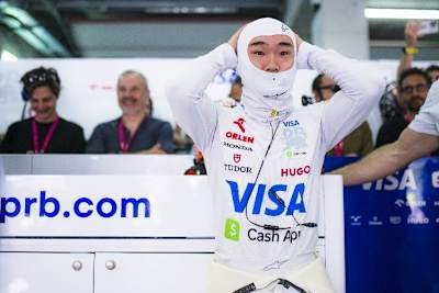 Yuki Tsunoda mit seiner Balaclava, bevor er ins Auto steigt