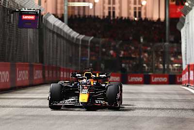 Max Verstappen in Singapur. Wegen der Hitze dort werden Qualifying und Rennen sowie ein Training im Dunkeln absolviert