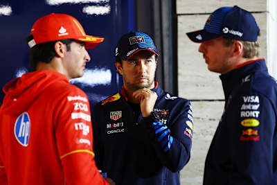 Sergio Pérez mit Max Verstappen (r.) und Carlos Sainz