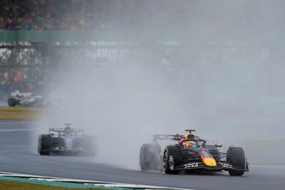 Max Verstappen pflügt sich durch den Regen: Ähnlich nass wie hier in Silverstone dürfte es auch in Spa werden