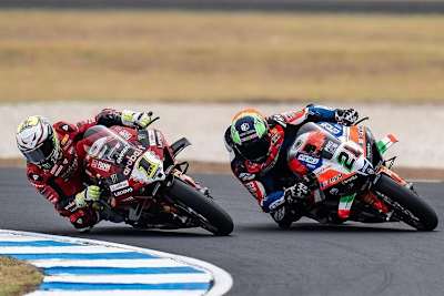 Alvaro Bautista und Michael Rinaldi im Kampf um den Sieg im zweiten Lauf